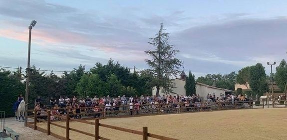 Vue de la piste extérieure et des tribunes du Domaine des Mylords. Photo du lieu, sans garantie d'utilisation pour cette sortie.