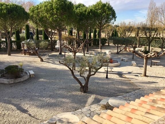 Jardins du Domaine des Mylords, allées et arbres. Photo du partenaire.